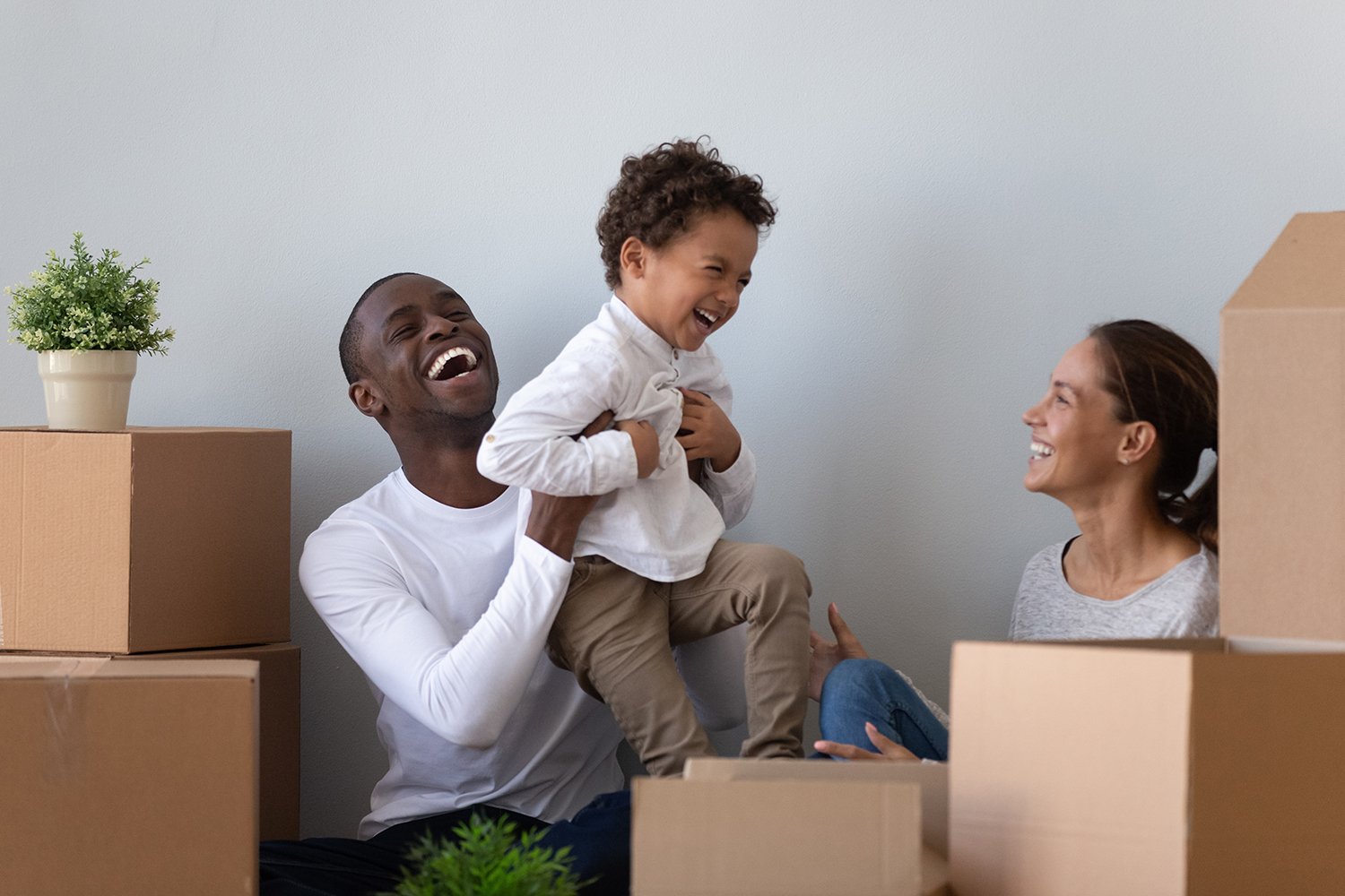 A family celebrates buying a home with no closing costs.
