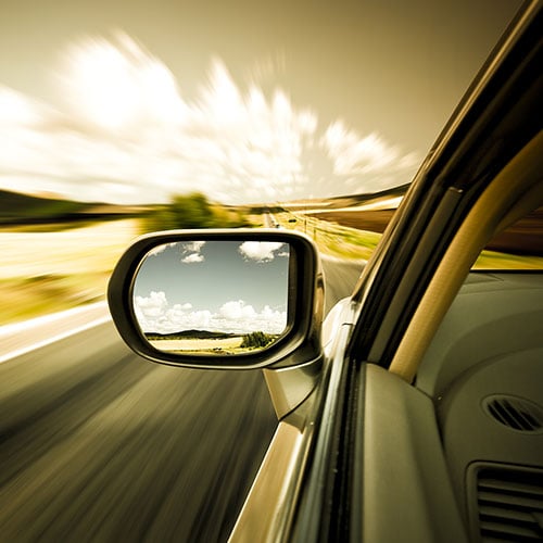 Car-with-horizon-in-mirror