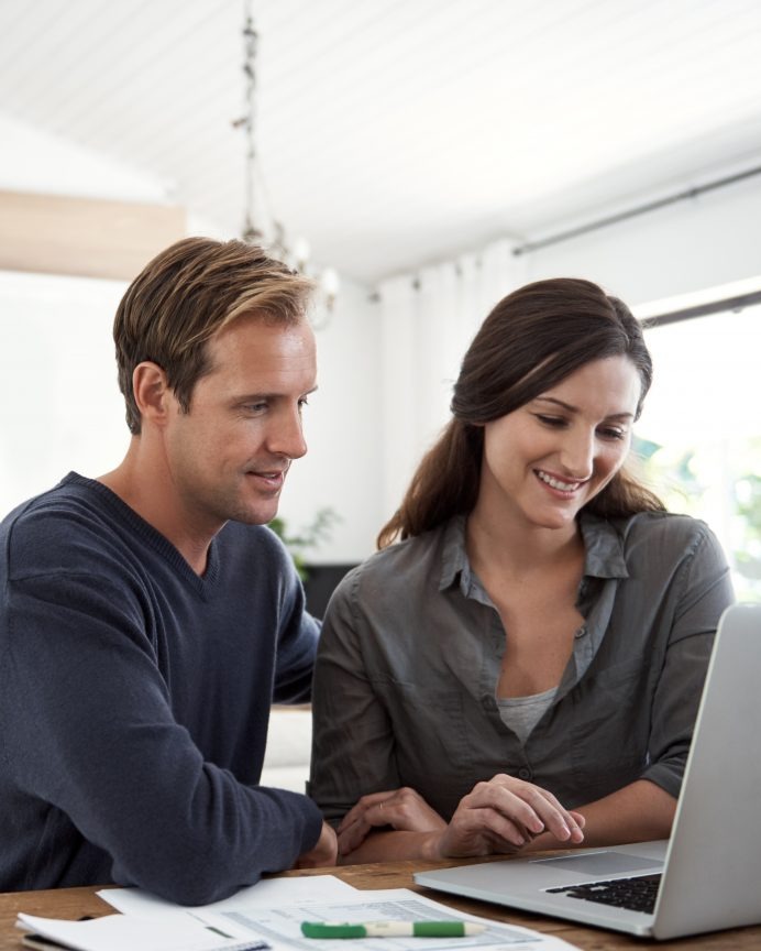 couple opening a savings account online-1