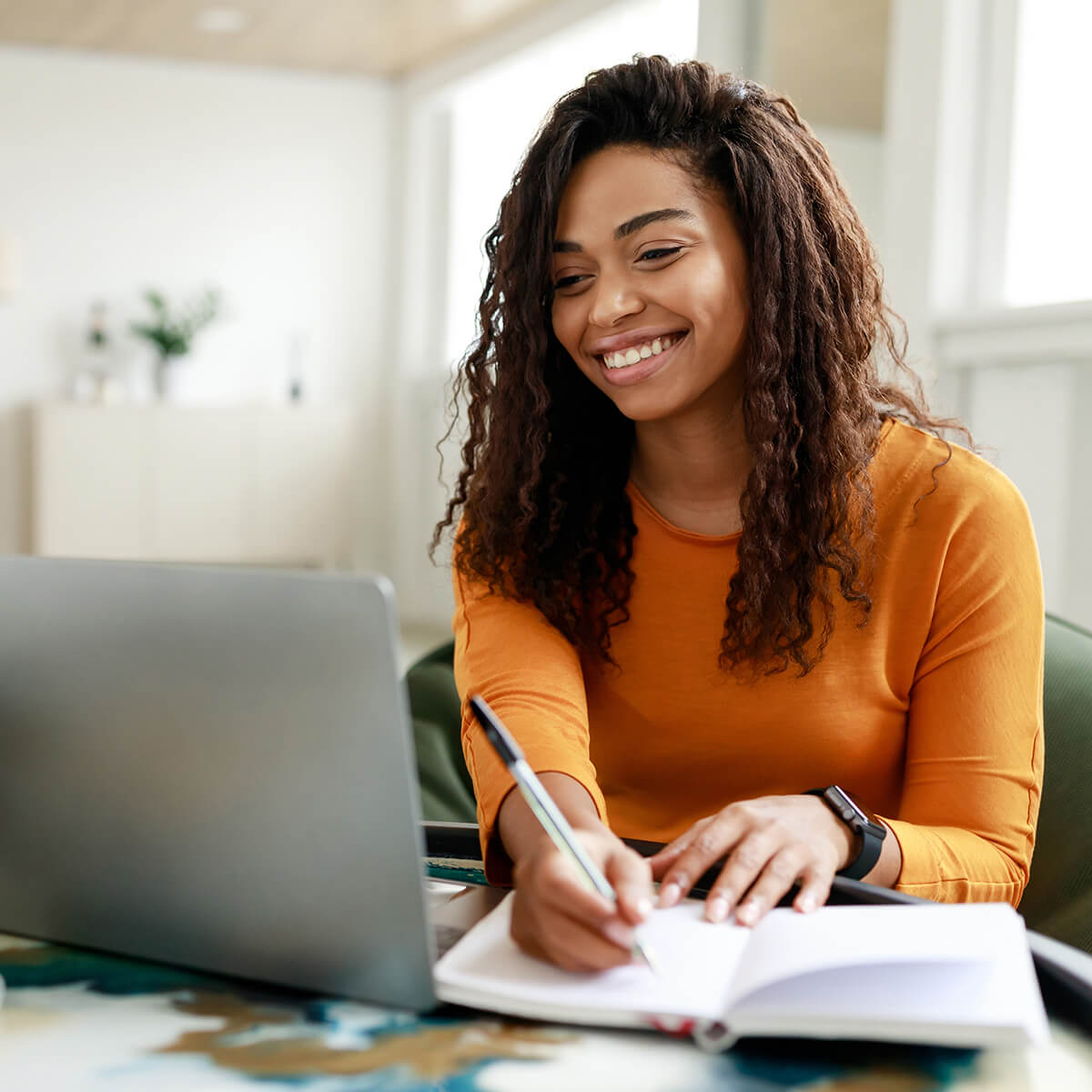 Order Checks Online_Image 02_shutterstock_2550478969