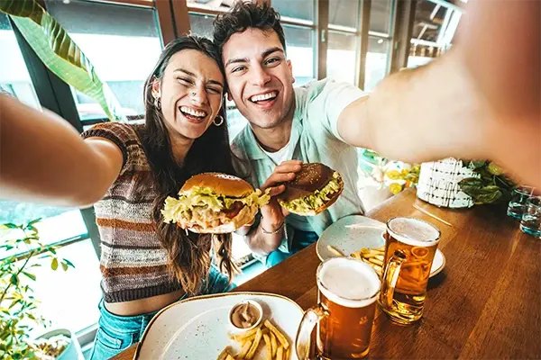 membership-savings-couple-dining-out