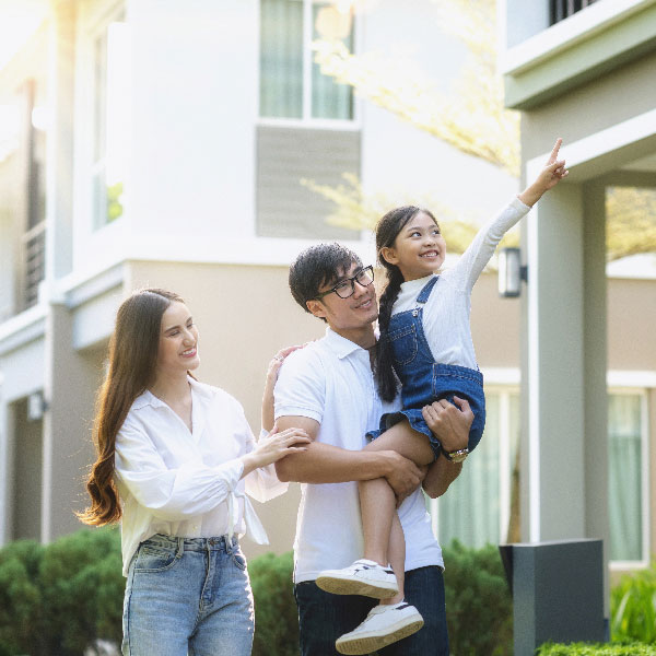 Family-Viewing-the-Exterior-of-a-home